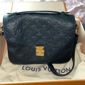 Luis Vuitton pochette metis black AUTHENTIC